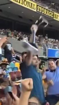 Cricket fan drinks 'shoey' from prosthetic leg during AUSvPAK