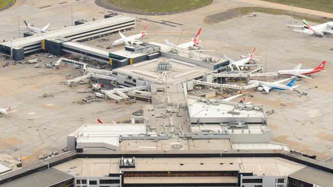 With high winds reducing Sydney Airport operations to just one runway, flights have been cancelled and delayed throughout the day.