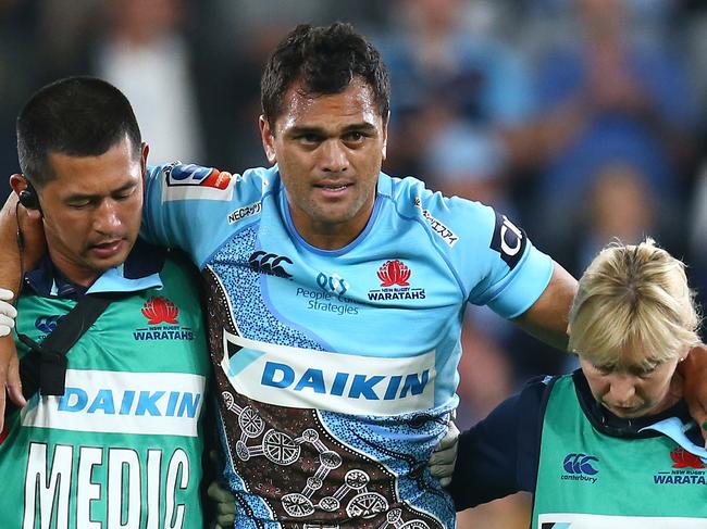 SYDNEY, AUSTRALIA - MAY 25: Karmichael Hunt of the Waratahs is assisted from the field injured during the round 15 Super Rugby match between the Waratahs and the Jaguares at Bankwest Stadium on May 25, 2019 in Sydney, Australia. (Photo by Jason McCawley/Getty Images)