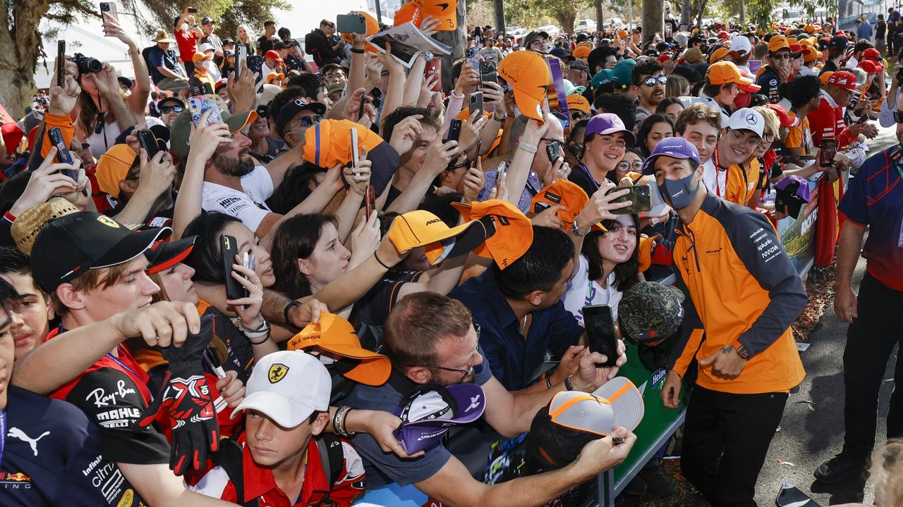 Daniel Ricciardo tiba di Albert Park untuk Grand Prix Australia pada hari Minggu.