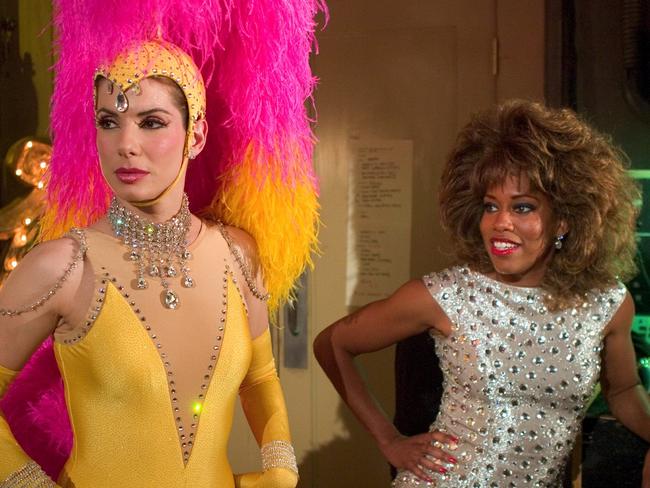 SANDRA BULLOCK and REGINA KING in Warner Bros. Pictures,' Castle Rock Entertainment's and Village Roadshow Pictures' comedy "Miss Congeniality 2: Armed and Fabulous," distributed by Warner Bros. Pictures.PHOTOGRAPHS TO BE USED SOLELY FOR ADVERTISING, PROMOTION, PUBLICITY OR REVIEWS OF THIS SPECIFIC MOTION PICTURE AND TO REMAIN THE PROPERTY OF THE STUDIO. NOT FOR SALE OR REDISTRIBUTION.