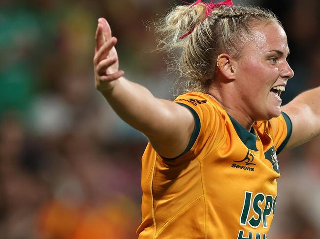 PERTH, AUSTRALIA - JANUARY 26: Heidi Dennis of Australia celebrates winning the Cup Final match between Australia and New Zealand on day three of the HSBC Perth SVNS at HBF Park on January 26, 2025 in Perth, Australia. (Photo by Paul Kane/Getty Images)