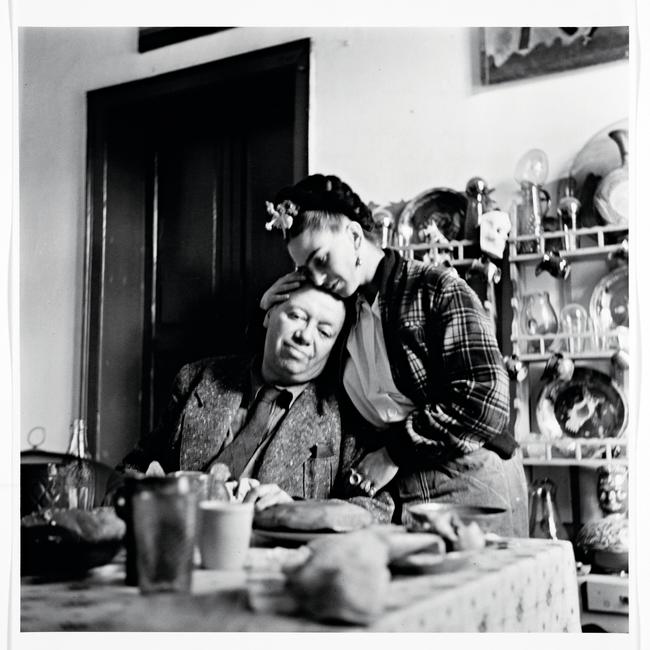 Emmy Lou Packard, Frida Kahlo and Diego Rivera at home in Coyoacan, Mexico, 1941. Emmy Lou Packard Papers, 1900-1990. Courtesy: Archives of American Art, Smithsonian Institution