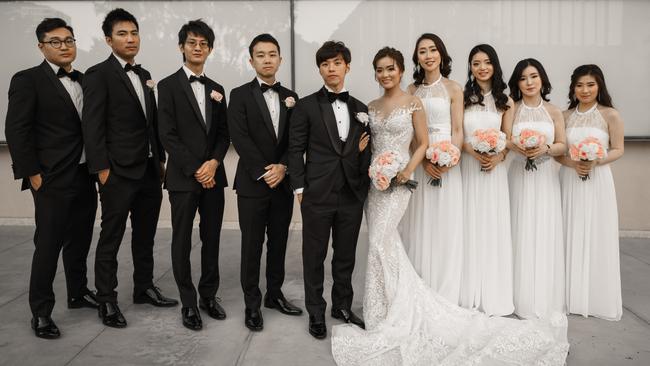 Chums: Frank Jiang and Linda Zhang with bridal party, EVERNEW PHOTOGRAPHY