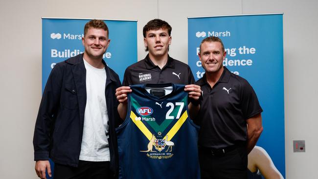 Finn O'Sullivan with Jacob Hopper from Richmond and AFL National Academy coach Tarkyn Lockyer. Picture: Dylan Burns/AFL Photos via Getty Images