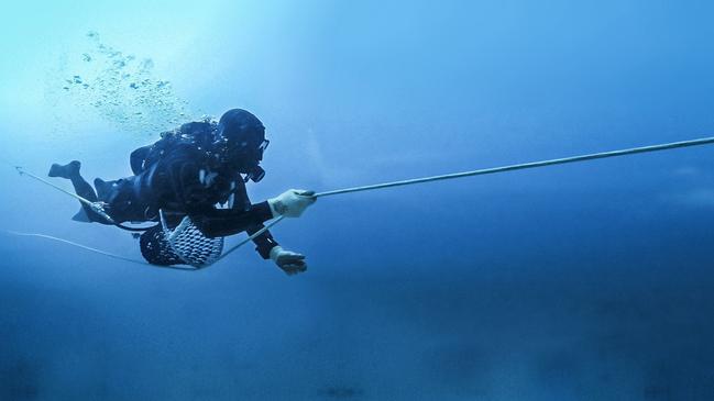 A diver with his pearl-collecting basket