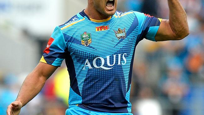 GOLD COAST, AUSTRALIA - AUGUST 07: Jarryd Hayne of the Titans calls out to his team mates during the round 22 NRL match between the Gold Coast Titans and the New Zealand Warriors at Cbus Super Stadium on August 7, 2016 in Gold Coast, Australia. (Photo by Bradley Kanaris/Getty Images)