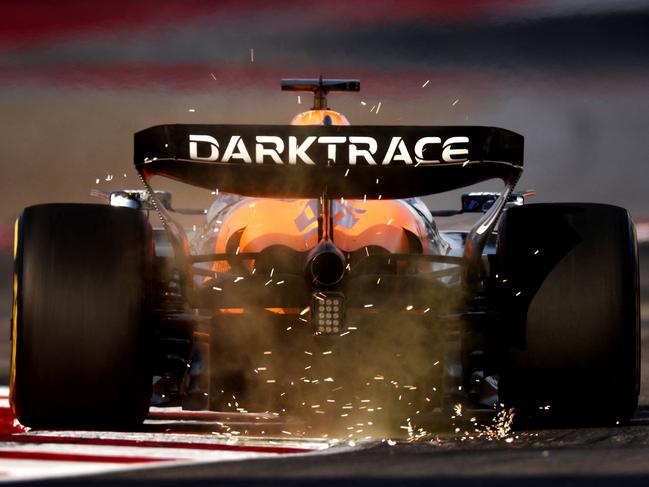 AUSTIN, TEXAS - OCTOBER 18: Sparks fly behind Oscar Piastri of Australia driving the (81) McLaren MCL38 Mercedes during Sprint Qualifying ahead of the F1 Grand Prix of United States at Circuit of The Americas on October 18, 2024 in Austin, Texas.   Jared C. Tilton/Getty Images/AFP (Photo by Jared C. Tilton / GETTY IMAGES NORTH AMERICA / Getty Images via AFP)