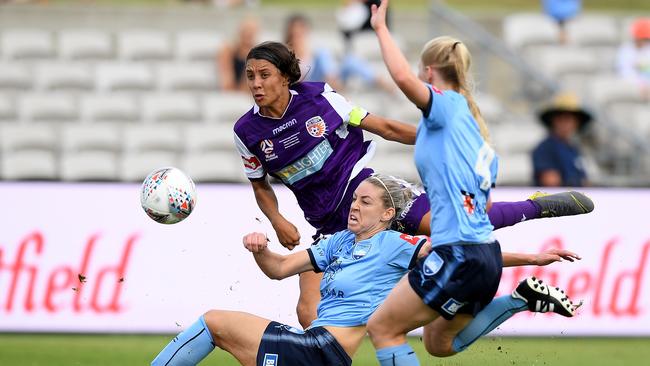 Alanna Kennedy makes life difficult for Sam Kerr.