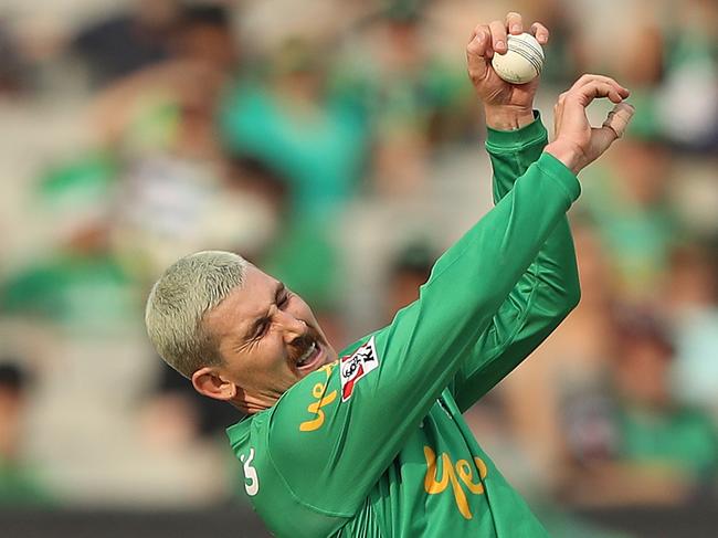 MELBOURNE, AUSTRALIA - JANUARY 18: Nic Maddinson of the Stars takes a catch off his own bowling to dismiss Cameron Bancroft of the Perth Scorchers during the Big Bash League match between the Melbourne Stars and the Perth Scorchers at the Melbourne Cricket Ground on January 18, 2020 in Melbourne, Australia. (Photo by Robert Cianflone/Getty Images)