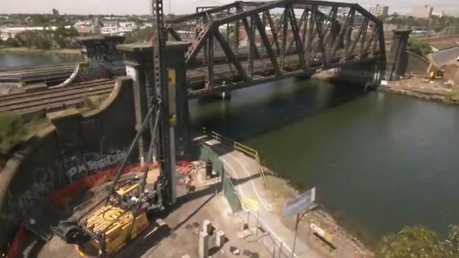 Video shows Maribyrnong River rail link bridge construction | Herald Sun