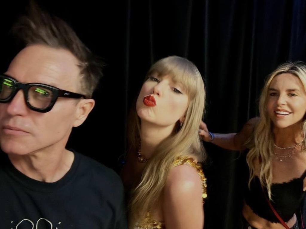 Mark Hoppus with his wife Skye and Taylor Swift.