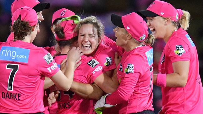 *This picture has been selected as one of the Best of the Year Sports images for 2019*  Ellyse Perry of the Sixers (centre) celebrates with teammates after taking the wicket of Rachel Priest of the Thunder during the Women's Big Bash League (WBBL) match between the Sydney Sixers and the Sydney Thunder at North Sydney Oval, Sydney, Friday, October 18, 2019. (AAP Image/Dan Himbrechts) NO ARCHIVING