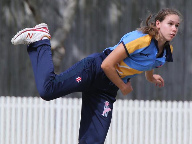 Women's first grade cricket Twenty20 elimination final. Gold Coast v Ipswich Logan. Gold Coast Bowler Tara Wheeler .pic Mike Batterham