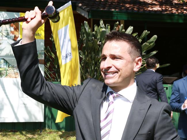 MANLY DAILY /AAPAuctioneer Vic Lorusso conducting the Auction at 14 Lalchere St. Curl Curl Saturday 28th September  2019Auctioneer Vic Lorusso conducting the Auction at 14 Lalchere St. Curl Curl which sold for $2.710M ( Buyers declined to be photographed) (AAP IMAGE / MARK SCOTT)