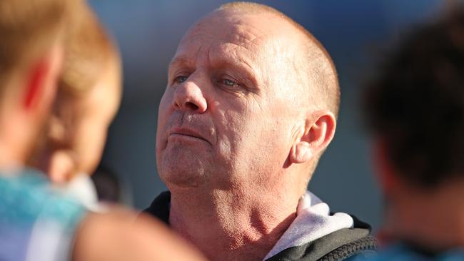 Ken Hinkley speaks to his players during their loss to Hawthorn. Picture: Getty Images