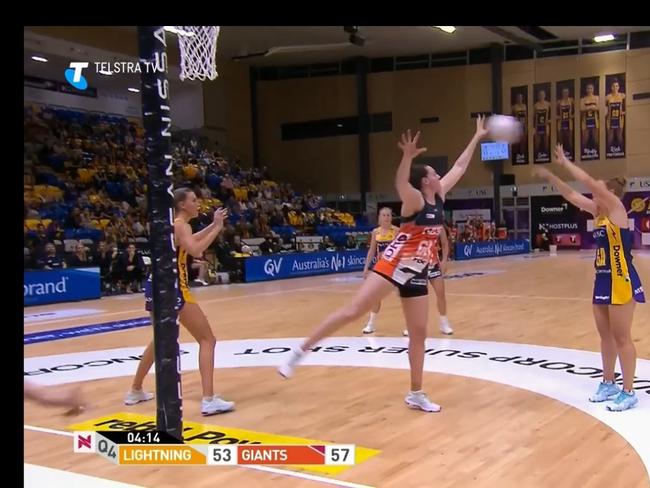 Giants goal keeper Sam Poolman was left to defend the goal circle alone whille Kristiana Manu'a was sent off. (Screenshot: Live Telstra)