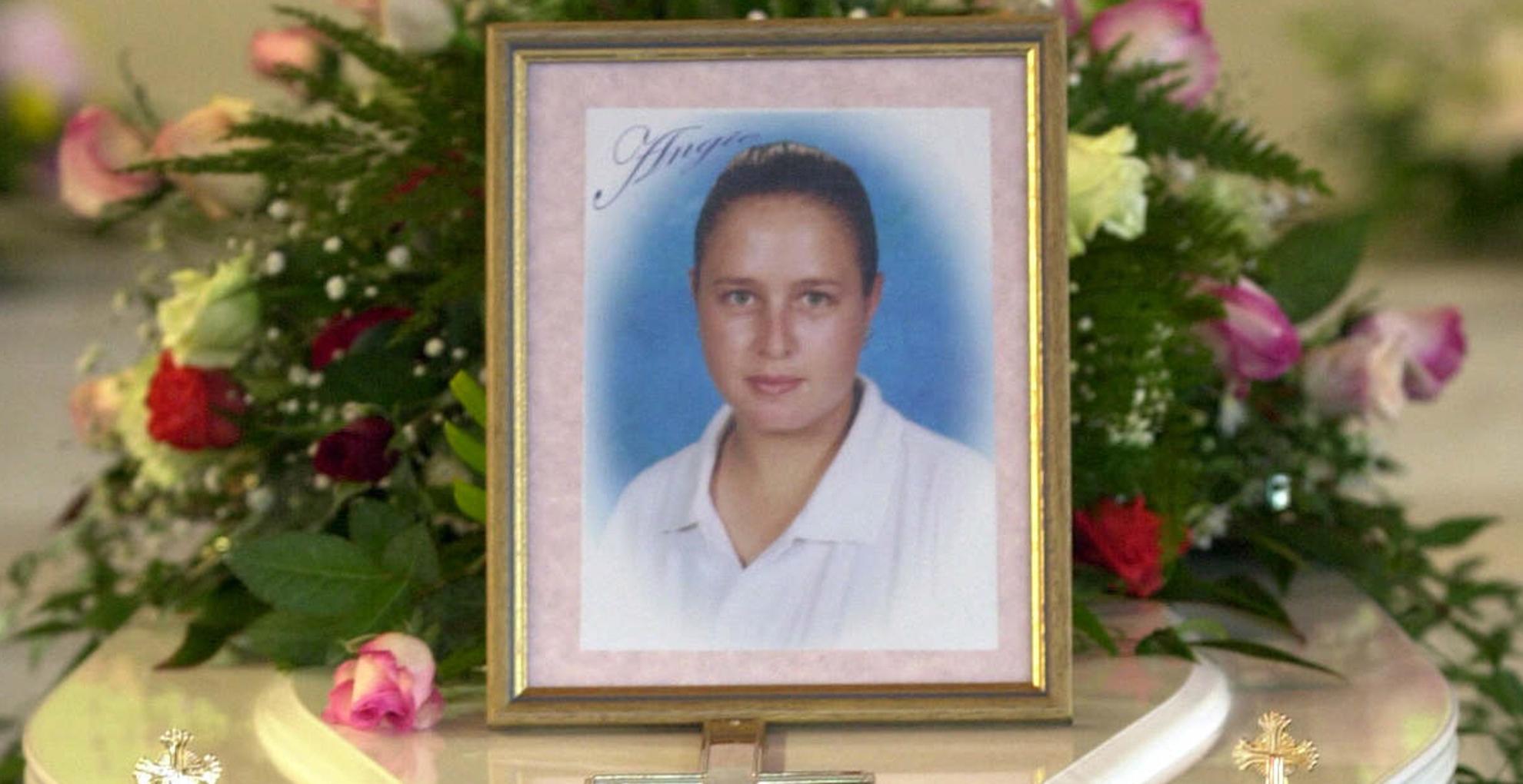 D/I Jun 07 2000 The Funeral of Cairns teenager Angela Mealing,  Pic Cameron/Laird  missing persons funerals casket