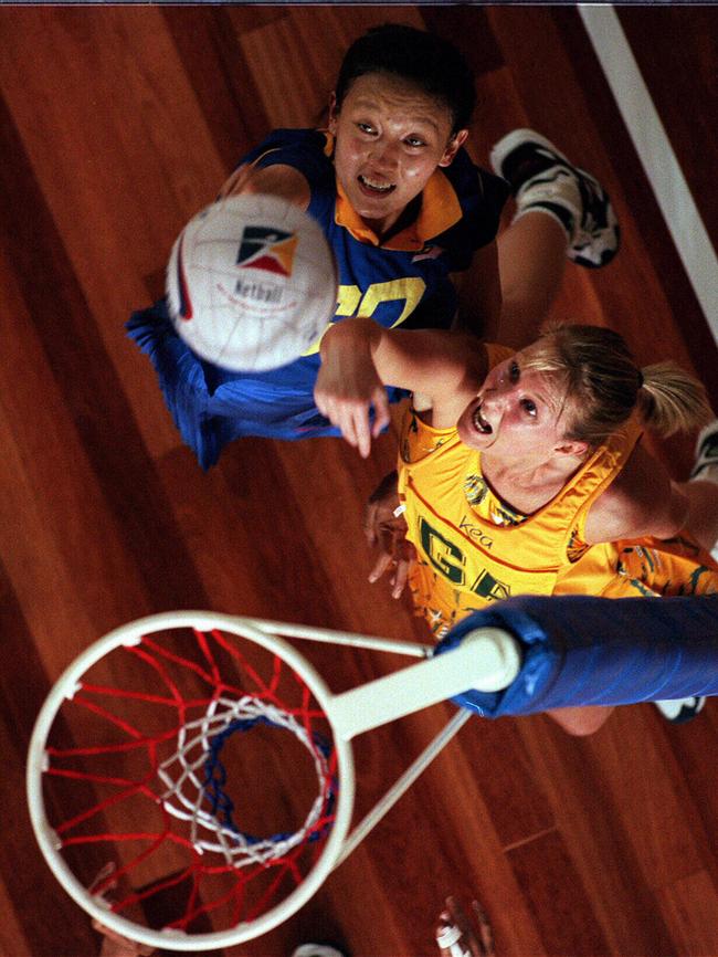 Wong Mee Yee attempts to block Nicole Cusack's shot for goal during netball match Australia v Malaysia at 1998 Commonwealth Games in Kuala Lumpur 14/09/98. A/CT