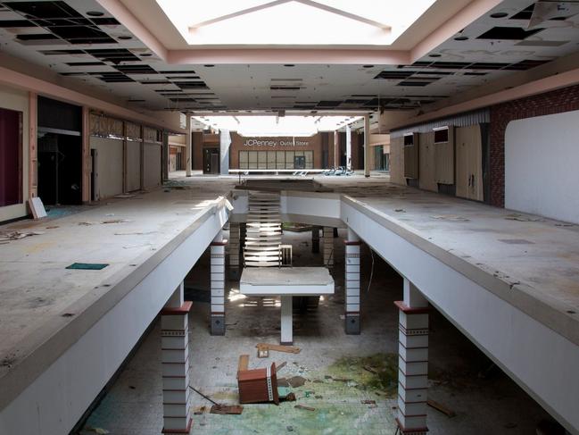 ONE TIME WEB USE ONLY - CONTACT SEPH FOR FUTURE USE info@sephlawless.com - Rolling Acres Mall (Akron, Ohio) Picture: Seph Lawless