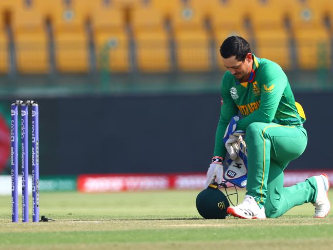 ABU DHABI, UNITED ARAB EMIRATES - NOVEMBER 02: Quinton De Kock of South Africa takes a knee in support of the fight against racism prior to the ICC Men's T20 World Cup match between South Africa and Bangladesh at Sheikh Zayed stadium on November 02, 2021 in Abu Dhabi, United Arab Emirates. (Photo by Francois Nel/Getty Images)