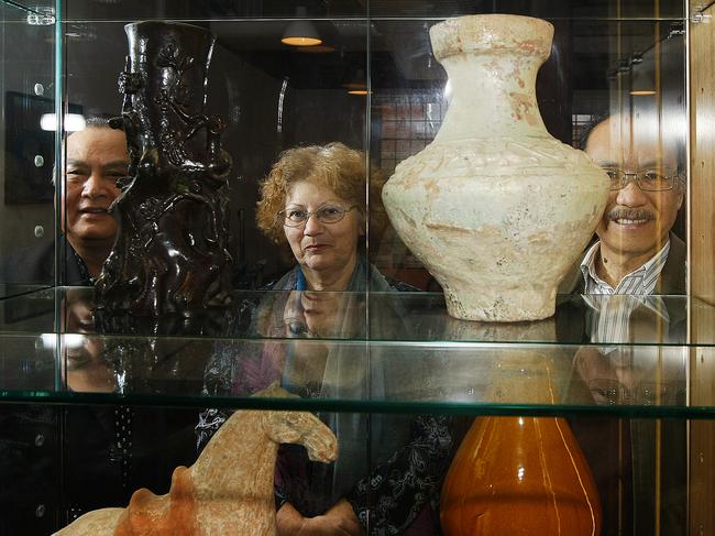 Jan Everett, centre, with Daniel Chan, President of the Chinese Community Association of Tasmania, left, and Professor Wong Shiu Hon, the Honorary Principal Advisor, Chinese Art and Antiquities, at the Tasmanian Museum and Art Gallery in 2013.