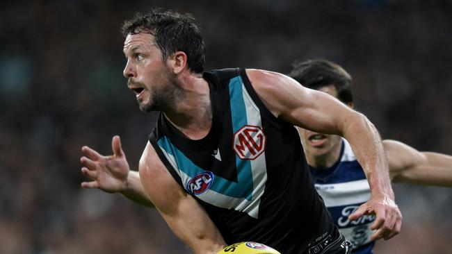 ADELAIDE, AUSTRALIA - SEPTEMBER 05: Travis Boak of the Power  handballs   during the AFL Second Qualifying Final match between Port Adelaide Power and Geelong Cats at Adelaide Oval, on September 05, 2024, in Adelaide, Australia. (Photo by Mark Brake/Getty Images)