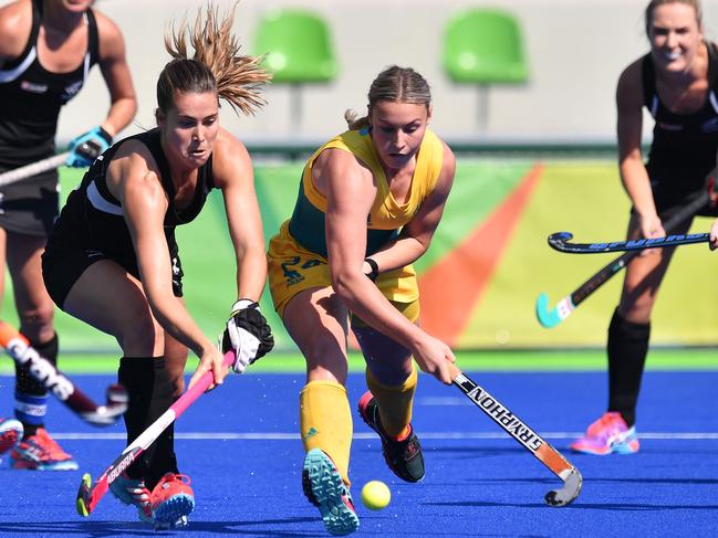 New Zealand's Rose Keddell (L) vies with Australia's Mariah Williams during the women's quarterfinal field hockey New Zealand vs Australia match of the Rio 2016 Olympics Games at the Olympic Hockey Centre in Rio de Janeiro on August 15, 2016. / AFP PHOTO / Carl DE SOUZA