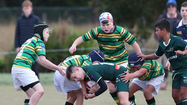 Randwick U10 player Will Thompson up against Gordon.