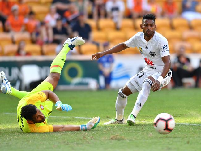 Goalkeeper Jamie Young (left) of the Roar makes a save as Roy Krishna (right) of the Phoenix looks on during the round 2 A-League match between the Brisbane Roar and the Wellington Phoenix played at Suncorp Stadium in Brisbane, Sunday, October 28, 2018. (AAP Image/Darren England) NO ARCHIVING, EDITORIAL USE ONLY
