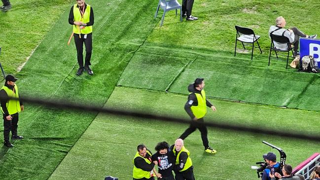 The protester was wearing an anti-Putin tshirt with the words 'Free Ukraine' on the back. Photo: Twitter