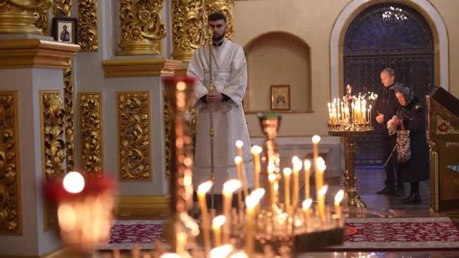 Kyiv residents celebrate Christmas mass despite air raid alert