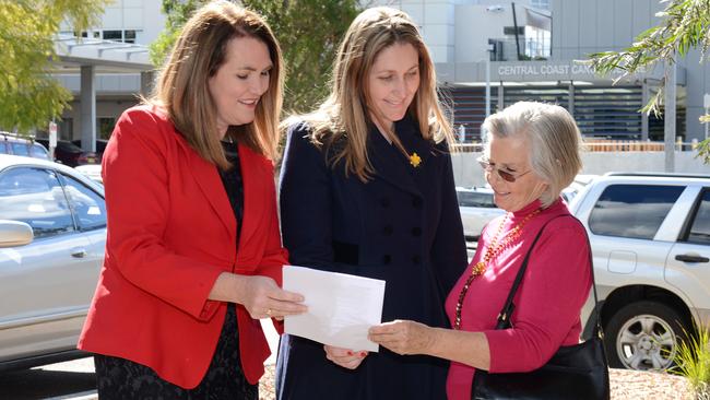 Senator Deborah O'Neill and Labor’s candidate for Dobell Emma McBride talks to a local resident about cancer care.