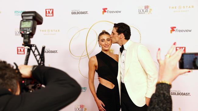 Andy Lee and Rebecca Harding had to explained a horrible bruise as they walked the red carpet. Picture: Getty Images