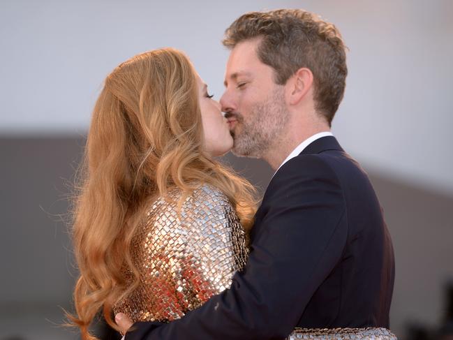 Amy Adams and husband Darren Le Gallo kiss on the red carpet as they arrive for the premiere of the movie “Nocturnal Animals” presented in competition at the 73rd Venice Film Festival on September 2, 2016. Picture: AFP