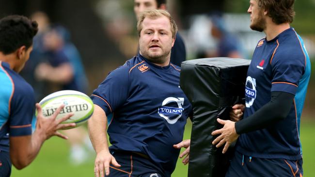 Prop Benn Robinson passes during Waratahs training at Kippax Oval,Moore Park.Picture Gregg Porteous