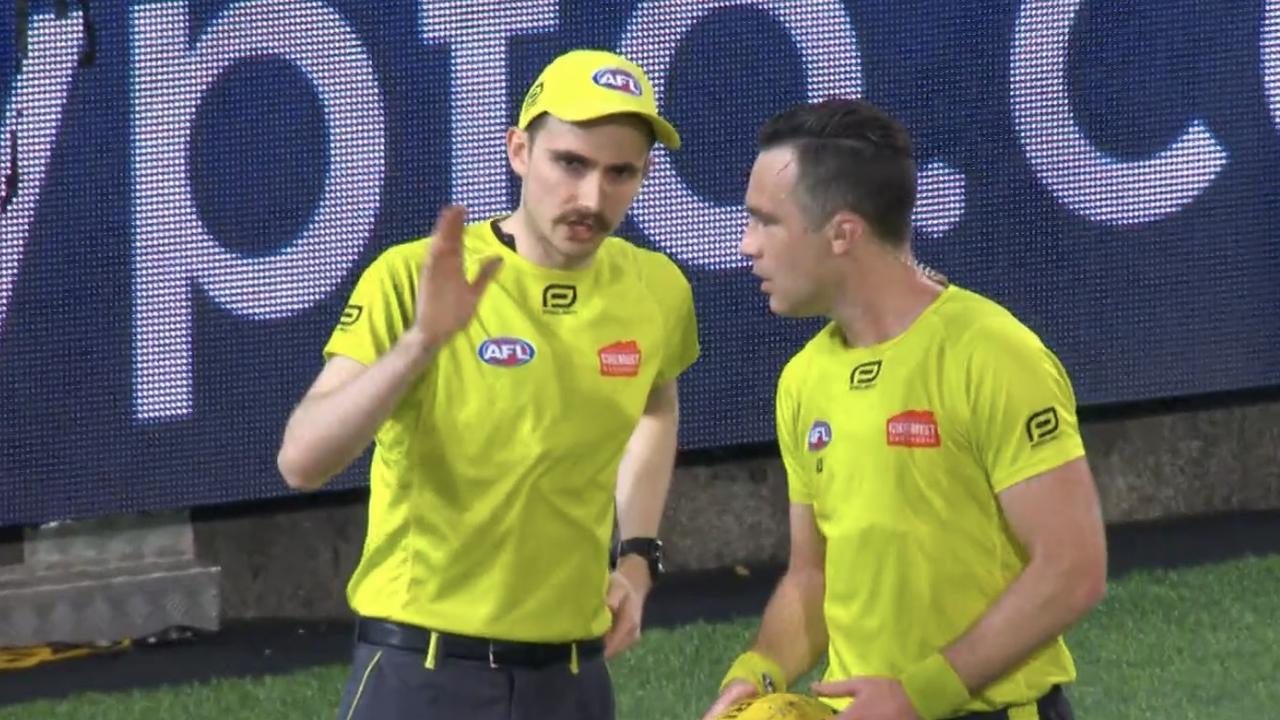 Goal umpire calls for ARC review after indicating Tom Lynch's shot a goal