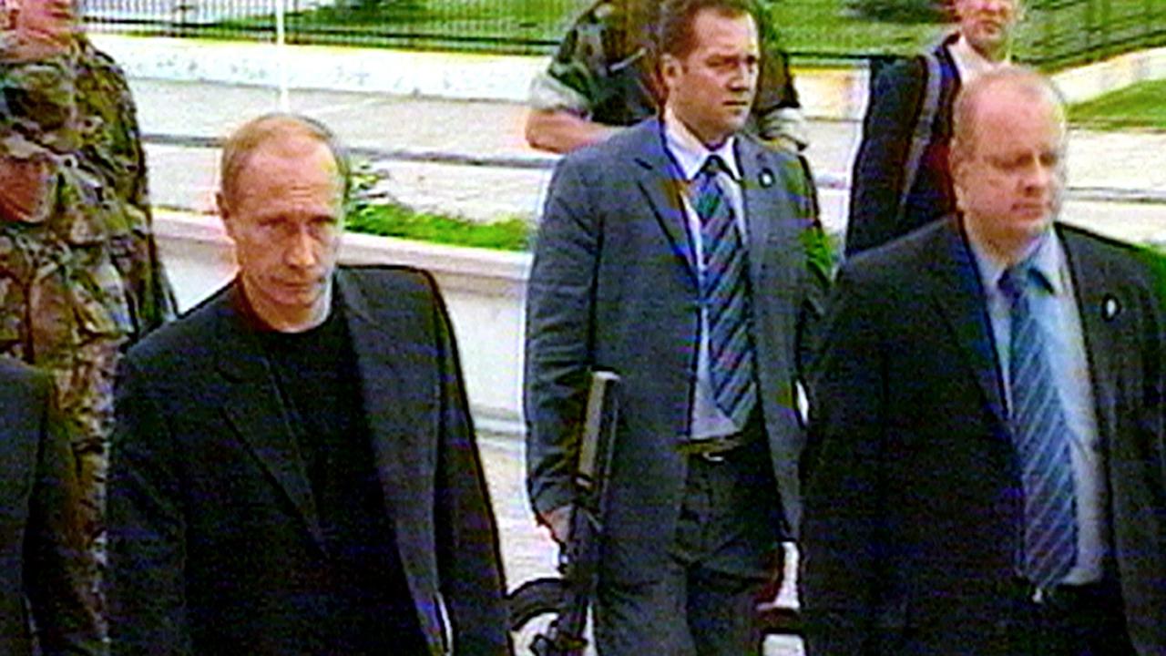 Here's how Putin protects himself from assassins and coups