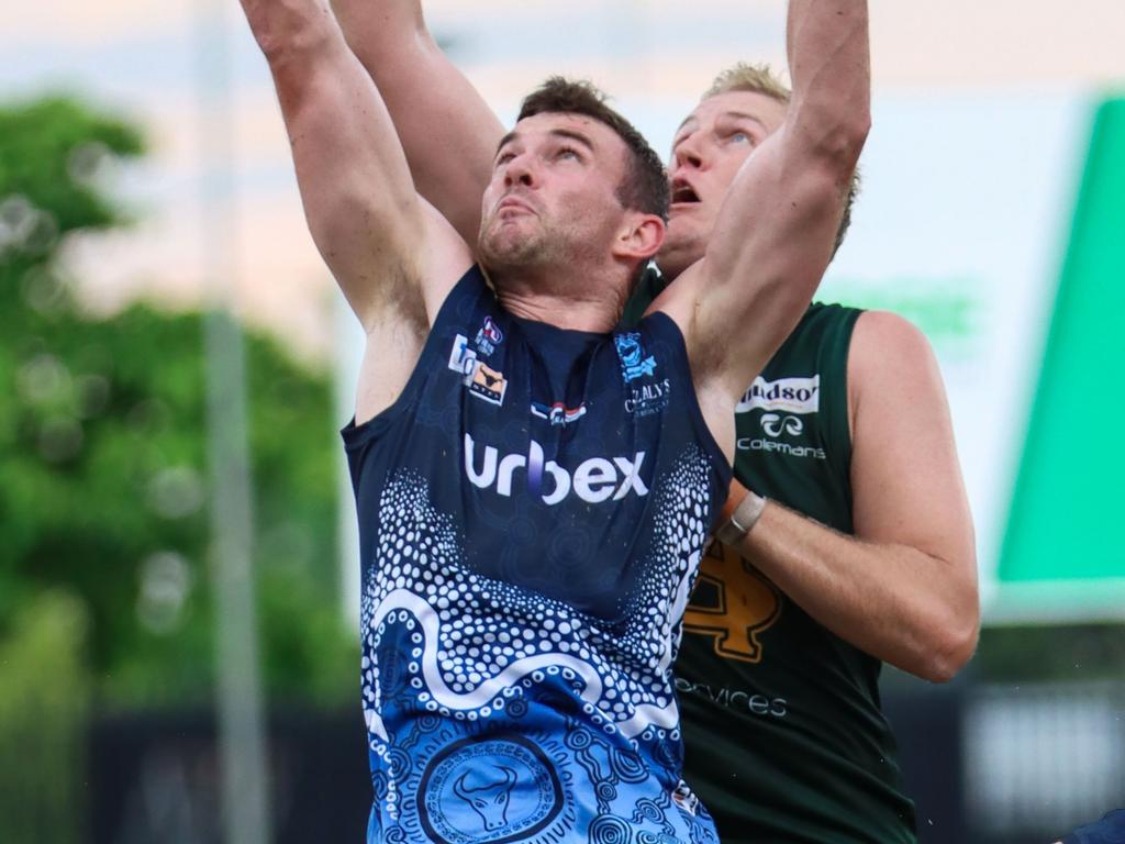 Ben Archard competes at St Mary's Ryan Smith. Picture: Celina Whan / AFLNT Media