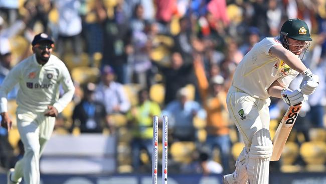 Warner’s lean run of form outside the MCG continued. (Photo by Indranil MUKHERJEE / AFP)