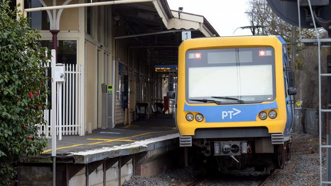 A train pulling out of Lilydale railway station.