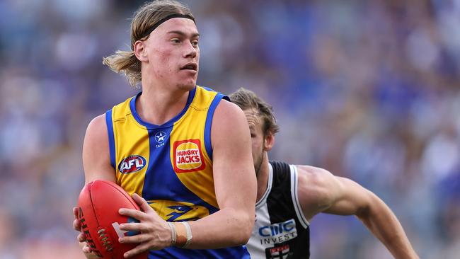 PERTH, AUSTRALIA - JUNE 01: Harley Reid of the Eagles looks to handball during the round 12 AFL match between West Coast Eagles and St Kilda Saints at Optus Stadium, on June 01, 2024, in Perth, Australia. (Photo by Paul Kane/Getty Images)