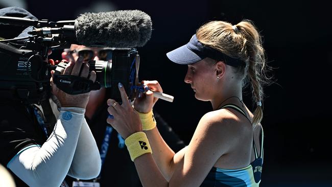 Yastremska signs the camera with a message for her fellow Ukrainians. Picture: AFP