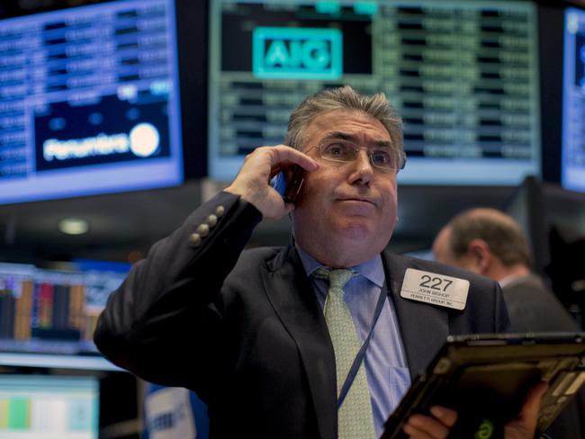 Traders work on the floor of the New York Stock Exchange October 16, 2015. REUTERS/Brendan McDermid