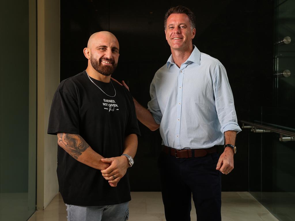 NSW Opposition Leader Chris Minns and UFC featherweight Champion Alex Volkanovski pose for a photo at the Hilton Hotel in Sydney. Picture Newscorp: Daily Telegraph/ Gaye Gerard