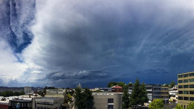 A storm rolls in over Hobart. Must Credit – Paul Fleming @lovethywalrus