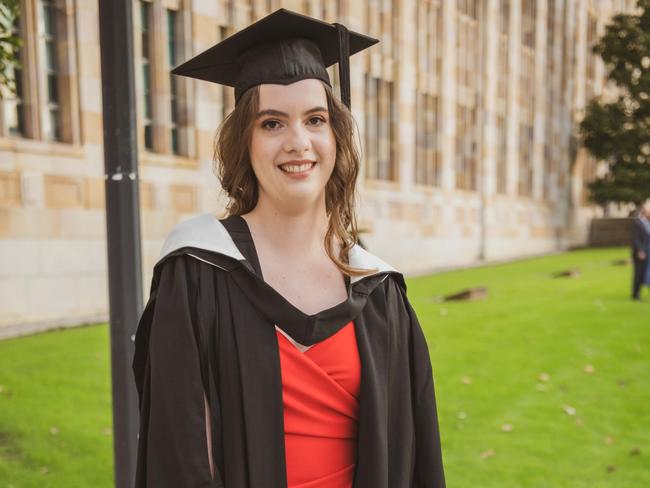 ‘Never gave up’: Country girl refuses to let disability stop her graduating UQ law school valedictorian