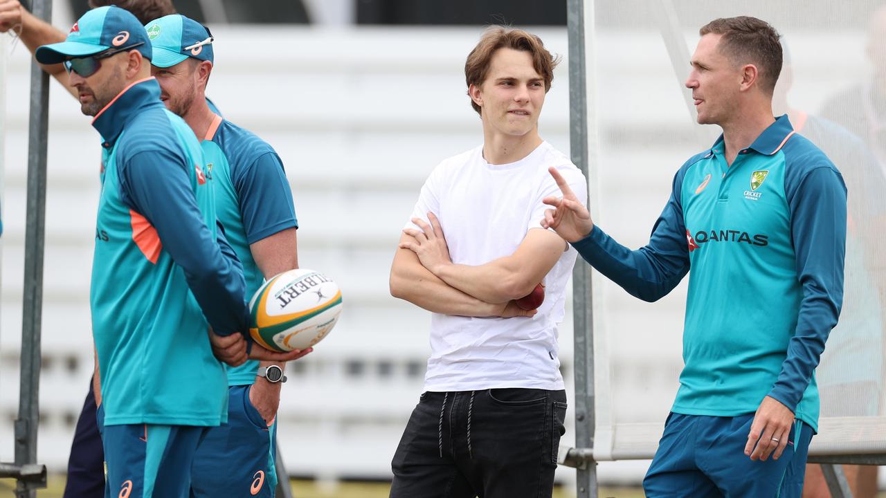 Oscar Piastri and Joel Selwood were guests at Australia’s training session ahead of the second Ashes Test. (Photo by Ryan Pierse/Getty Images)