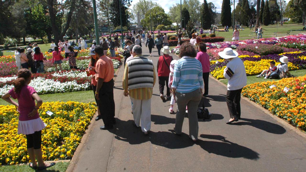 Huge crowd of admirers at Queens Park, Toowoomba enjoying the glorious colours. Picture: David Martinelli.