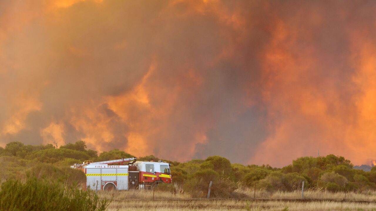 Emergency warning issued as bushfire threatens homes and lives in Perth’s south